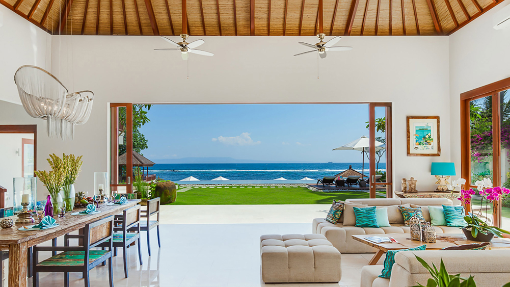 Villa Tirta Nila - Spacious living and dining area overlooking the ocean